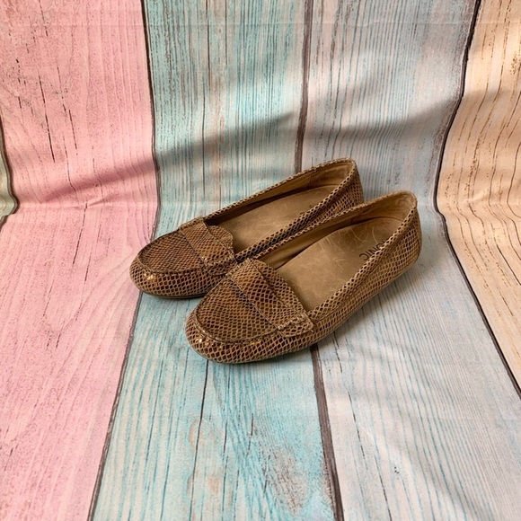 Women’s Vionic loafers flats slip ons - Picture 1 of 8